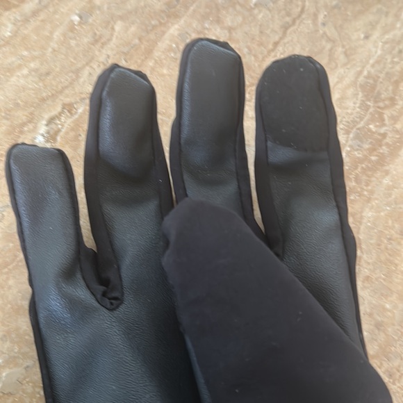 Kombi Woman’s Alea Gloves. Great for winter sports - Picture 3 of 6